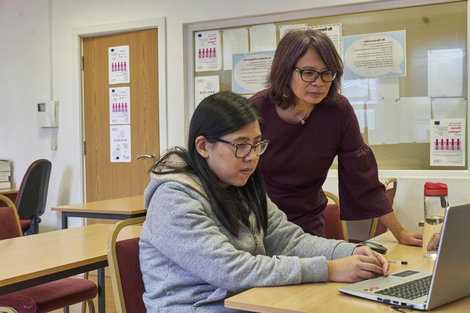 Studente internazionale che studia con tecniche avanzate di memoria