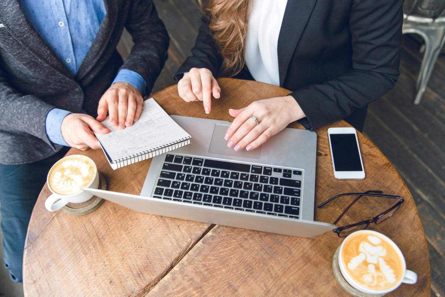 Partecipanti che applicano tecniche di memoria durante una sessione pratica del corso